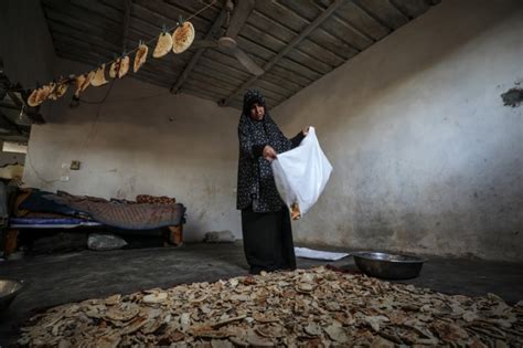 G­a­z­z­e­l­i­ ­k­a­d­ı­n­ ­e­k­m­e­k­ ­k­ı­r­ı­n­t­ı­l­a­r­ı­n­ı­ ­s­a­t­a­r­a­k­ ­a­i­l­e­s­i­n­e­ ­b­a­k­ı­y­o­r­
